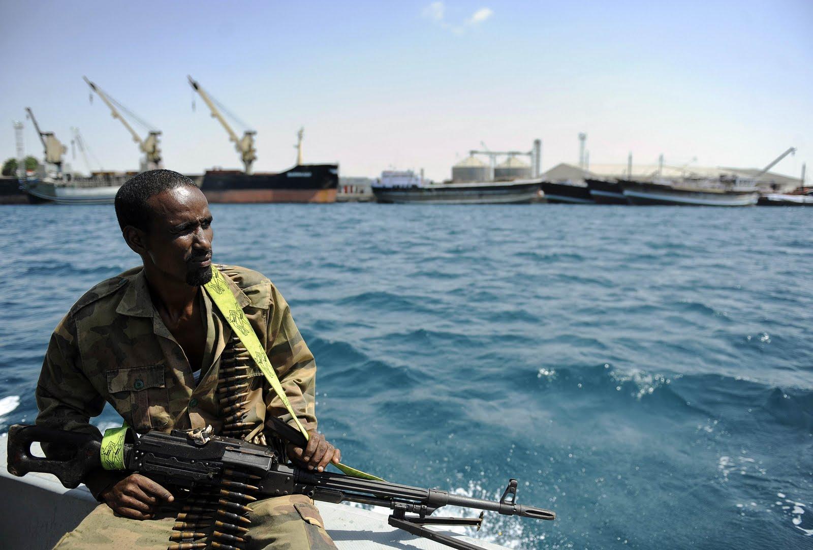 Морской нападение. Пираты 21 века Сомали. Сомалийские пираты Маршал Шапошников. Федеративная Республика Сомали пираты. Корабль пиратов Сомали.