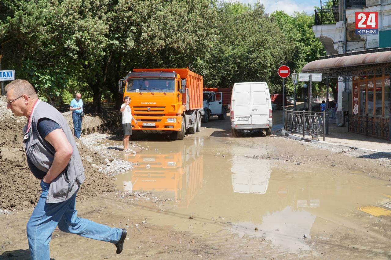 Дождь в крыму сейчас. Потоп в Ялте 2021. Ялта после потопа 2021. Подтопления в Ялте после ливней. Наводнение в Крыму сейчас.